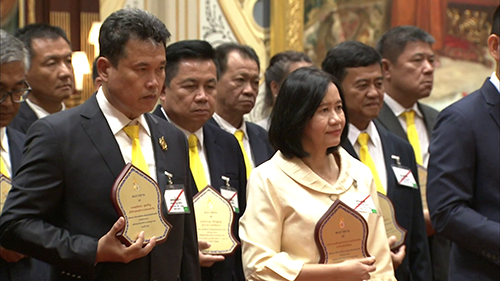 สมเด็จพระเจ้าอยู่หัว พระราชทานพระราชวโรกาสให้ตัวแทนไทยพีบีเอส เข้าเฝ้าฯ เพื่อรับโล่พระราชทาน