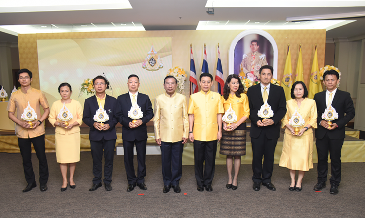 ไทยพีบีเอส เข้ารับมอบตราสัญลักษณ์พระราชพิธีบรมราชาภิเษก พุทธศักราช 2562