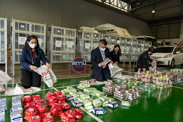 ไทยพีบีเอสและมูลนิธิเอสซีจีร่วมส่งมอบ “ตู้ปันน้ำใจ” ช่วยเหลือผู้รับผลกระทบ COVID–19