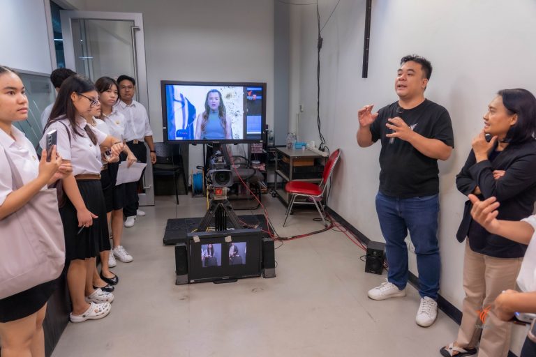 นักศึกษา SGS มธ. ร่วมแลกเปลี่ยนมุมมองสื่อใหม่-พอดแคสต์กับไทยพีบีเอส