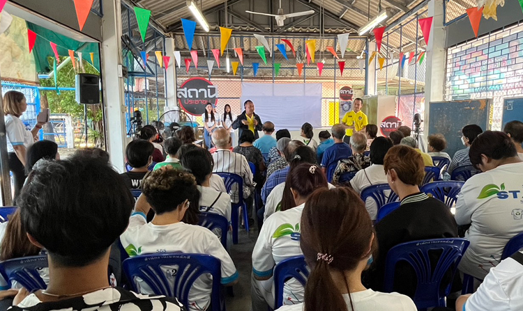 รายการสถานีประชาชน ไทยพีบีเอส ลงพื้นที่ชุมชนเคหะชุมชนบางบัว ยกระดับเตือนภัยออนไลน์ ฉีดวัคซีนให้ “วัยเก๋า”